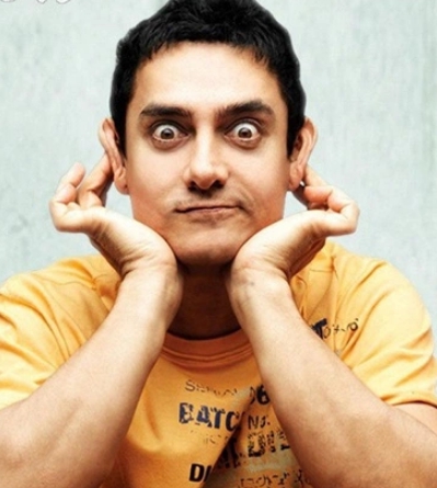 Aamir Khan, kulaklarına komik bir şekle sokup muzip bakışlarla bize bakıyor.