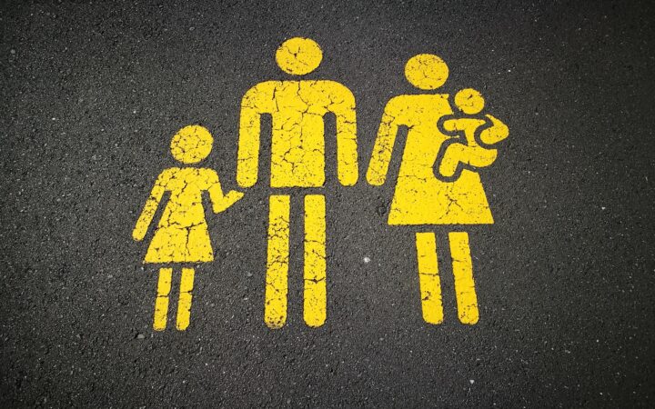 Trafik işareti standartlarına uygun spery boya ile zemine aile resmi çizilmiş.