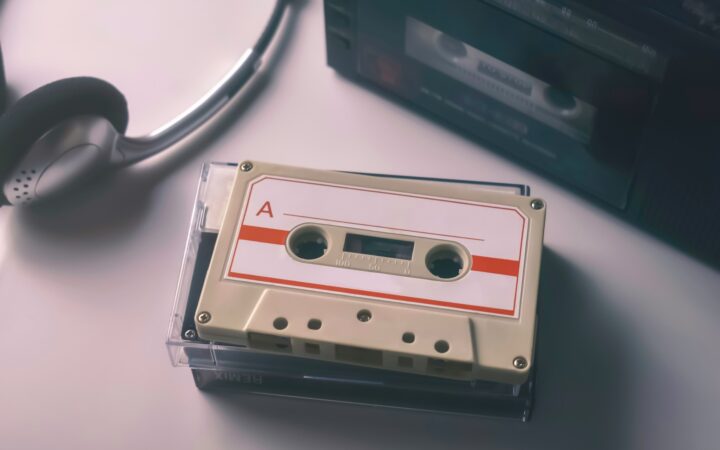 Eski bir kasetçaların önünde duran beyaz boş kasetler.