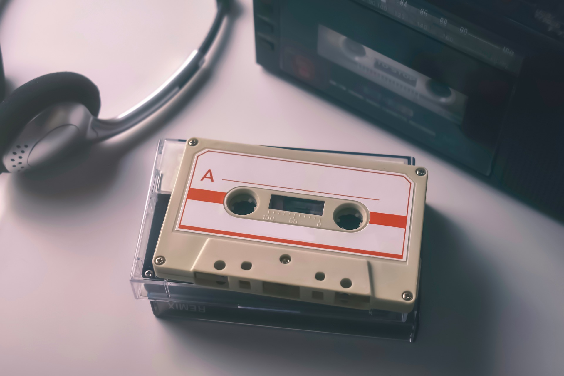 Eski bir kasetçaların önünde duran beyaz boş kasetler.