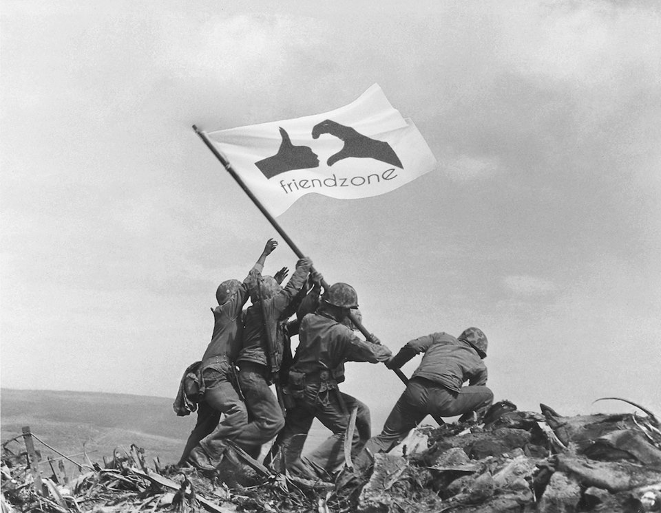 Askerler cepheye "Friendzone" yazılı bir bayrak dikiyor.
