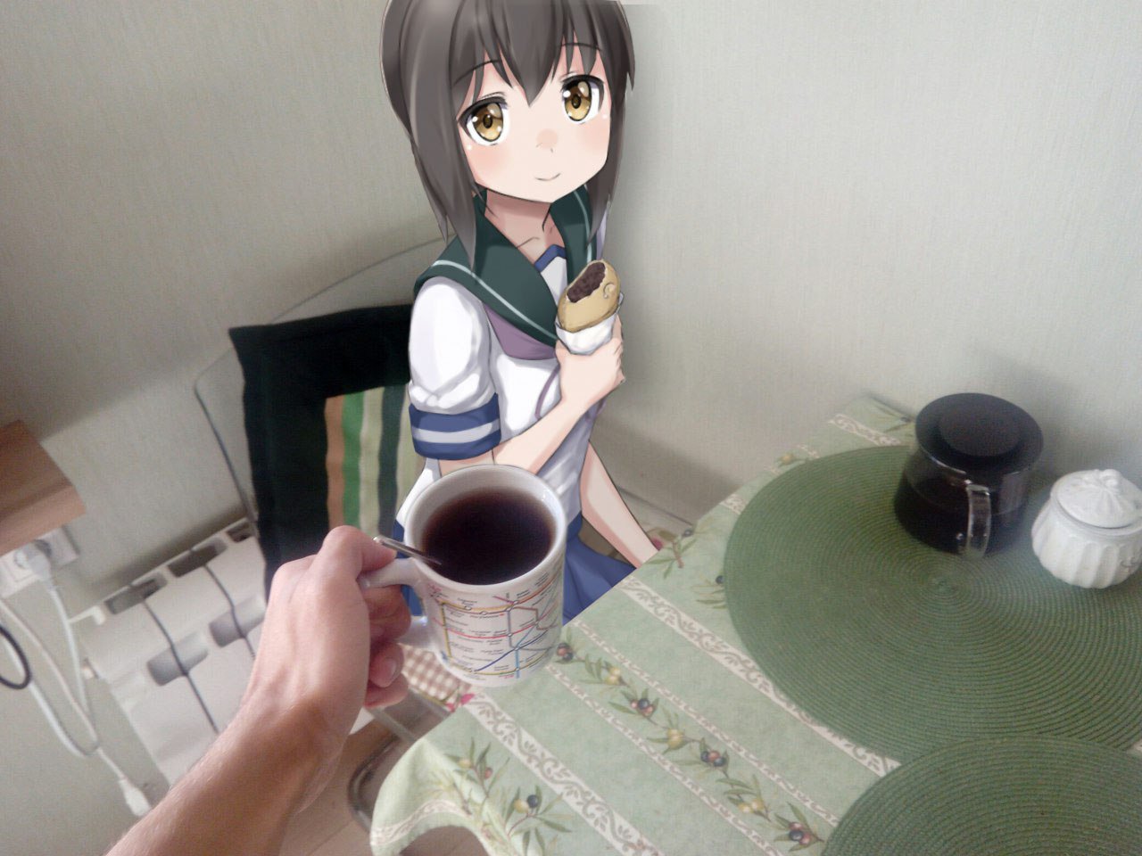 Phtoshopla kahvaltı masasına oturtulmuş anime kız. (Bu tuhaf görüntü en iyi böyle anlatılabilirdi.)