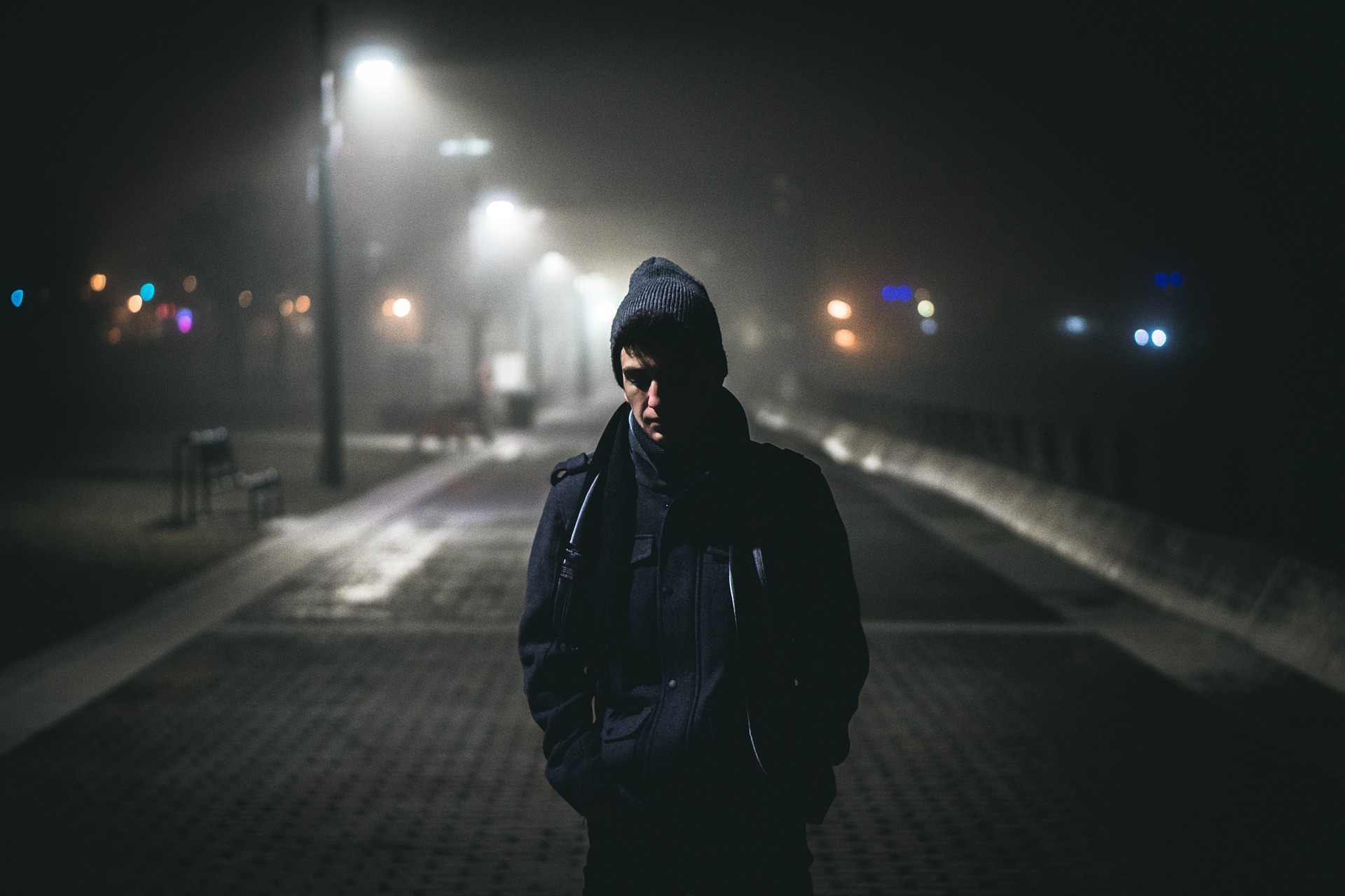 Gece vakti sokakta yürüyen bir genç.