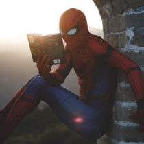 Spiderman kitap okuyor.