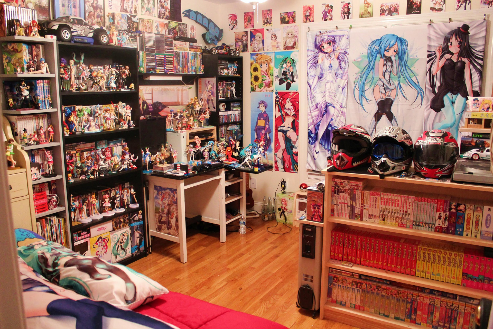 Tam donanımlı bir weeaboo odası. Her taraf oyun, anime, manga ve anime oyuncaklarıyla dolu.